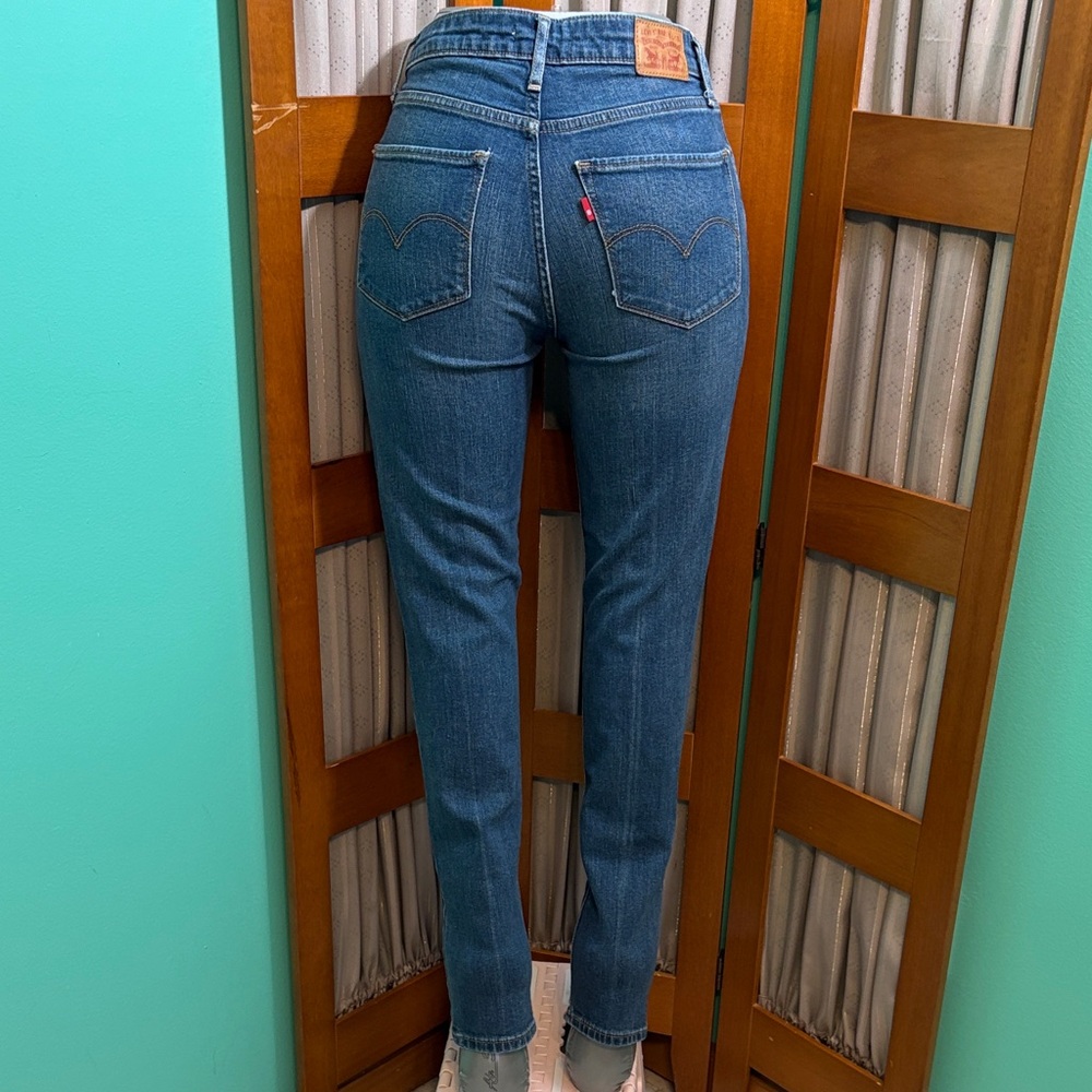 Levi's Women's Straight Leg Jeans in Denim Blue - Picture 9 of 13